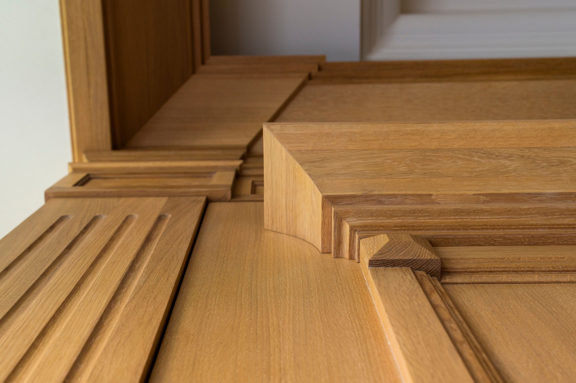 Holzverkleidung mit Formteilen in einem stilvollen Interieur